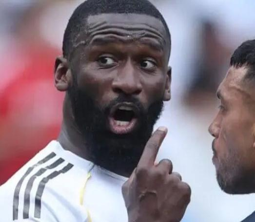 الفيفا تفتح تحقيقًا ضد لاعب باتشوكا بعد اتهامات روديغر بالعنصرية