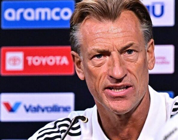مدرب السعودية يشيد بالهلال يستحق مكاناً في دوري ابطال اوروبا